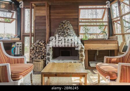 Kamin und Waschbecken im Land Interior Design Zimmer Stil. Interior Design Zimmer gehören Sessel und Windows und Tisch und Holz. Innenarchitektur roo Stockfoto