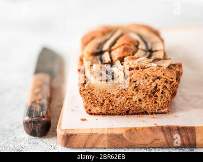 Butter, Zucker-freien Bananenbrot mit Hafermehl, weiche Quark und Honig. Seitenansicht Bananenscheiben Brot auf Holz Schneidebrett. Platz kopieren. Id Stockfoto