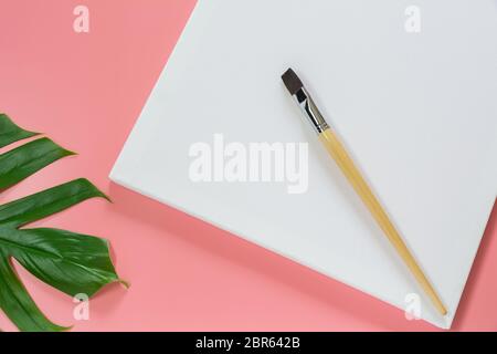 Leinwand mit Pinsel für Künstler. Künstlerische Ausstattung und leere Leinwand. Stockfoto