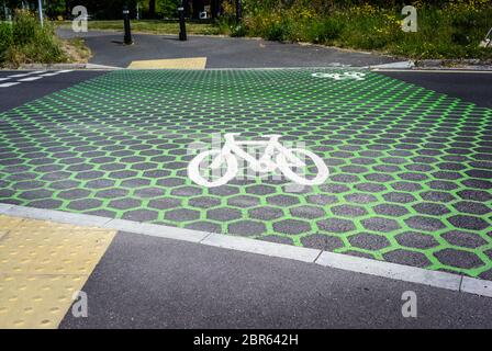 Neu gebaute städtischen Radweg / Radweg Kreuzung mit einem weißen Fahrrad Markierungen auf der Straße, Southampton, England, Großbritannien Stockfoto