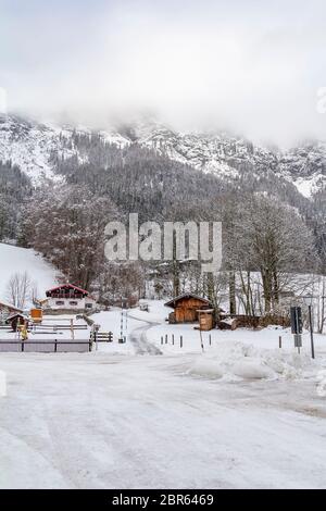 Landschaft rund um einen See namens Hintersee in Bayern im Winter Stockfoto