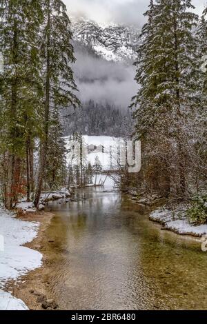 Landschaft rund um einen See namens Hintersee in Bayern im Winter Stockfoto