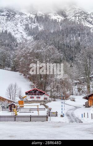 Landschaft rund um einen See namens Hintersee in Bayern im Winter Stockfoto