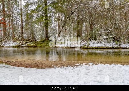 Landschaft rund um einen See namens Hintersee in Bayern im Winter Stockfoto