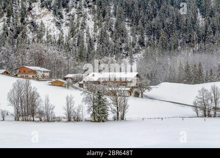 Landschaft rund um einen See namens Hintersee in Bayern im Winter Stockfoto