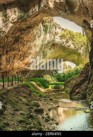 Panoramablick im Inneren der Höhle in der Nähe von Devetaki Devetashka Dorf und Osam Fluss in Bulgarien Stockfoto