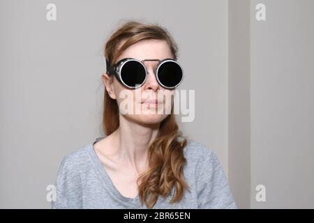 Junge Frau mit blassen Gesicht haut mit schwarzen Schweißen Gläser Stockfoto