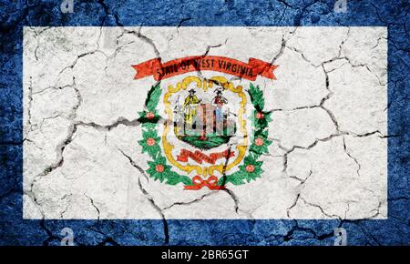 Flagge von West Virginia auf trockener Erde Boden Textur Hintergrund Stockfoto