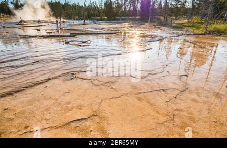 Landschaftlich schöne Aussicht auf bunte Geysire am Morgen, Yellowstone Nationalpark, USA.. Stockfoto