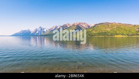 Grand teton mit Reflexion auf dem Fluss, Wyoming, usa. Stockfoto