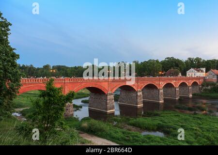 Die alten Ziegel Brücke über den Fluss Venta am Abend. Kuldiga Lettland Stockfoto