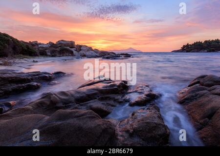 Vourvourou - Karidi Strand mit dem Berg Athos im Hintergrund überrascht bei Sonnenaufgang. Stockfoto