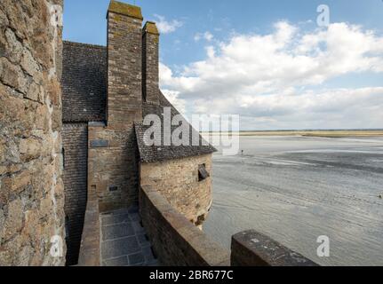 Die Stadtmauer und einer der Türme am Mont Saint Michel, Normandie, Frankreich Stockfoto