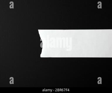 Weiß zerrissen leeren Streifen Papier auf einem schwarzen Hintergrund, in der Nähe Stockfoto