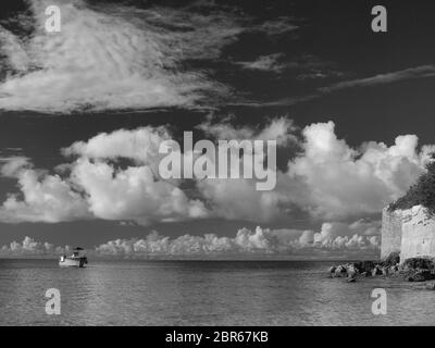 Spektakulärer Achilles Bay Beach am östlichen Ende von Bermuda in Schwarz und Weiß mit massiven geschwollenen Wolken in der Nähe von Fort St. Catherine. Stockfoto