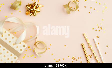 Feier Hintergrund mit Gold Konfetti und Dekorationen, Geschenk, Trinkhalme. Geburtstagsfeier Einladung Karte mockup. Stockfoto