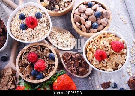 Schalen mit verschiedenen Arten von Frühstück Getreideprodukte. Stockfoto