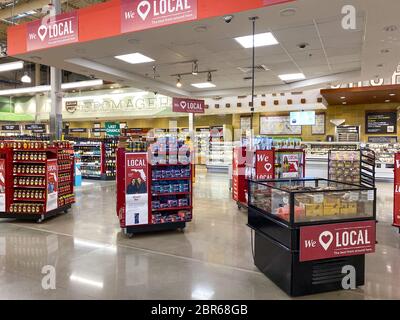 orlando,FL/USA-5/3/20: Eine Ausstellung verschiedener lokaler Lebensmittel in einem Whole Foods Market Supermarkt. Stockfoto