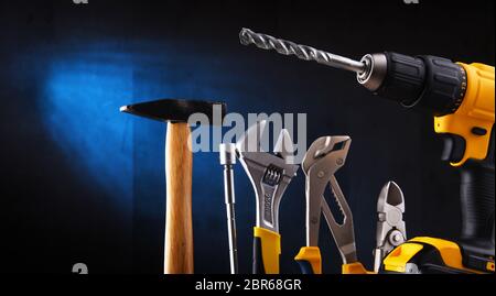 Zusammensetzung mit verschiedenen Arten von Hardware-Tools einschließlich Akku-Bohrer, Monkey Schraubenschlüssel, Hammer und Schraubendreher Stockfoto