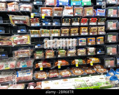 Orlando,FL/USA-5/3/20: Eine Ausstellung verschiedener Wurstpackungen in der Fleischabteilung eines Whole Foods Market Supermarket. Stockfoto