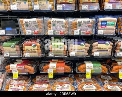 Orlando,FL/USA-5/3/20: Eine Ausstellung verschiedener Wurstpackungen in der Fleischabteilung eines Whole Foods Market Supermarket. Stockfoto