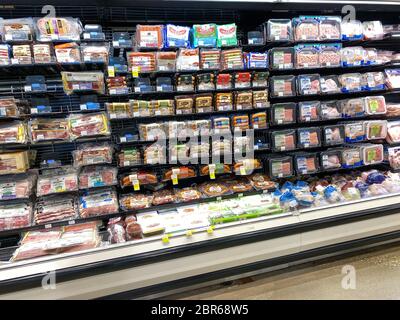 Orlando,FL/USA-5/3/20: Eine Ausstellung verschiedener Wurstpackungen in der Fleischabteilung eines Whole Foods Market Supermarket. Stockfoto