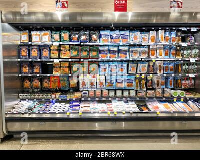 Orlando,FL/USA-5/3/20: Eine Anzeige von verschiedenen Fischen in der Seafood-Abteilung eines Whole Foods Market Lebensmittelgeschäft. Stockfoto