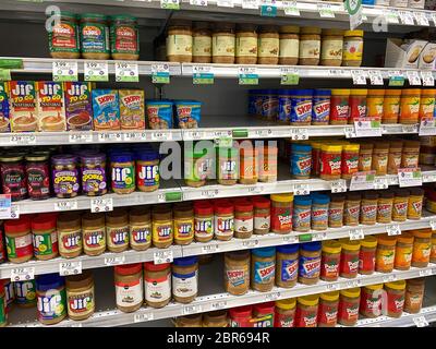 Orlando, FL/USA-5/4/20: Eine Ausstellung von Gläsern verschiedener Peanut Butter Marken in einem Publix Supermarkt warten auf Kunden zu kaufen. Stockfoto