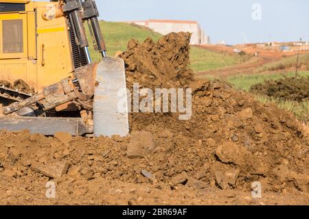 Bau Industrie Erdbau Deponie Dozer Maschine Schaufel Eimer Sand Steinen Closeup abstrakt bewegen. Stockfoto