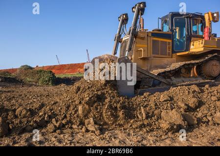 Bau Industrie Erdbau Deponie Dozer Maschine Schaufel Eimer Sand Steinen Closeup abstrakt bewegen. Stockfoto