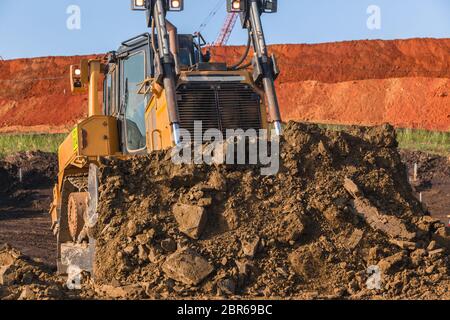 Bau Industrie Erdbau Deponie Dozer Maschine Schaufel Eimer Sand Steinen Closeup abstrakt bewegen. Stockfoto