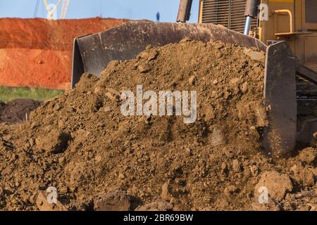 Bau Industrie Erdbau Deponie Dozer Maschine Schaufel Eimer Sand Steinen Closeup abstrakt bewegen. Stockfoto