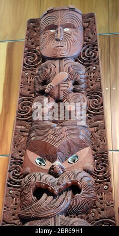 Maori-Schnitzereien, Maori-Kunst im Te Papa Museum, Wellington Harbour, Nordinsel, Neuseeland. Vollformat. Keine Leute. Stockfoto