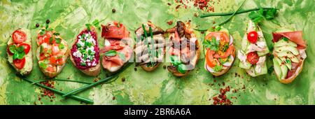 Sortierte Bruschetta mit verschiedenen Toppings. Appetitlich bruschetta. Vielzahl von kleinen Sandwiches. Mix bruschetta Stockfoto