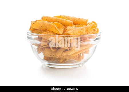 Gerollte Tortilla Chips in der Schüssel auf weißem Hintergrund. Stockfoto