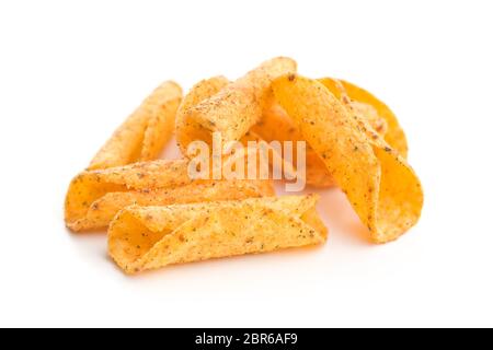 Gerollte Tortilla Chips auf weißem Hintergrund. Stockfoto