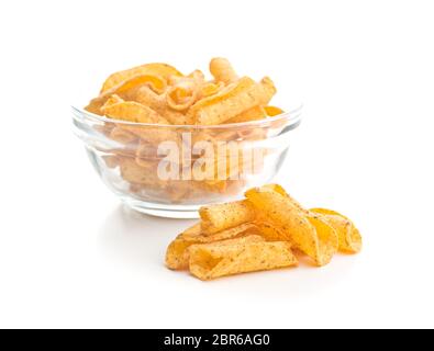 Gerollte Tortilla Chips auf weißem Hintergrund. Stockfoto