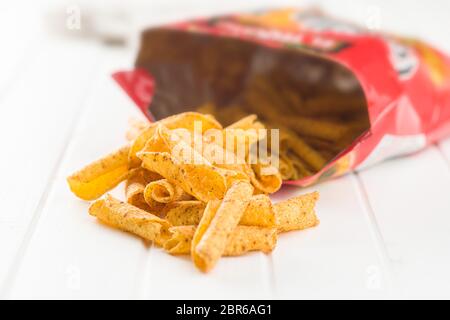 Gerollte Tortilla Chips auf weißer Tisch. Stockfoto