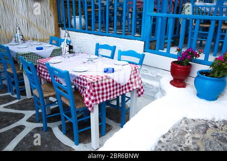 Kos, Griechenland - 24. Juli 2018. Griechenland Taverna auf Kos Insel. Traditionelle blaue und weiße kolors. Stockfoto