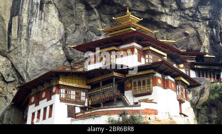 Eine Detailansicht der gesamten Tiger Nest Kloster auf einem hohen Felsen über dem Tal in Paro, Bhutan gebaut Stockfoto