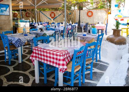 Kos, Griechenland - 24. Juli 2018. Griechenland Taverna auf Kos Insel. Traditionelle blaue und weiße kolors. Stockfoto