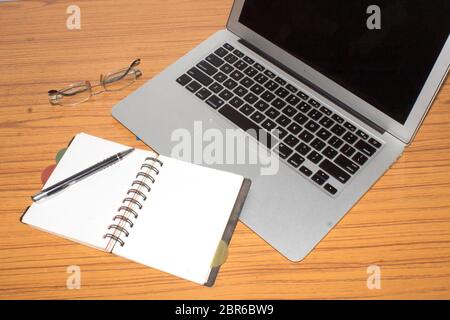 Schreibtisch mit offenen Notizblock, Stift, Brille, schön auf Office Tabelle gelegt. Ansicht von oben mit der Kopie. Business still life Konzept mit Office Material auf ta Stockfoto