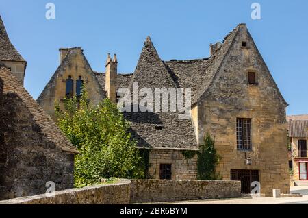 Saint Genies ist ein schönes; Dorf zwischen Montignac und Sarlat. In der Mitte des Dorfes ist ein schönes Ensemble aus der Kirche von Notre Stockfoto