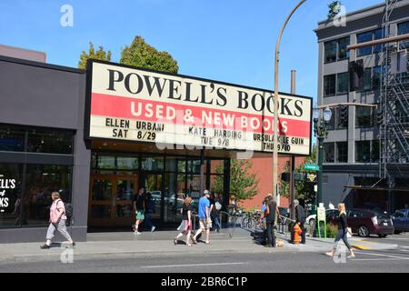 Powell's Books, die größte unabhängige Buchhandlung der Welt, in Portland, Oregon, USA, ist eine der beliebtesten Touristenattraktionen der Stadt. Stockfoto