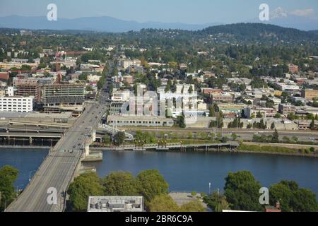 Blick vom Portland City Grill in Downtown East über die Burnside Bridge und Willamette River bis zum Industrial Eastside und Mt Hood. Stockfoto