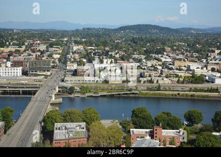 Blick vom Portland City Grill in Downtown East über die Burnside Bridge und Willamette River bis zum Industrial Eastside und Mt Hood. Stockfoto