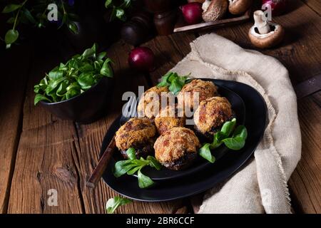 Gefüllt mit Hackfleisch und gebackene Champignons Stockfoto