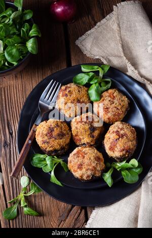 Gefüllt mit Hackfleisch und gebackene Champignons Stockfoto