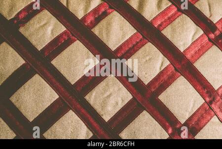 Close up Abstract aus Seide oder Satin Stoff Hintergrund der Leinwand textile von roter Stoff mit der gezeigten diagonale Muster für jede Gelegenheit. Natürliche c Stockfoto