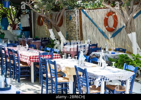 Kos, Griechenland - 24. Juli 2018. Griechenland Taverna auf Kos Insel. Traditionelle blaue und weiße kolors. Stockfoto